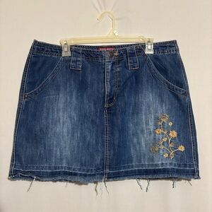 Faded Glory Denim Medium Wash Fray Skirt/Skort Missy size 16 Embroidered Flowers